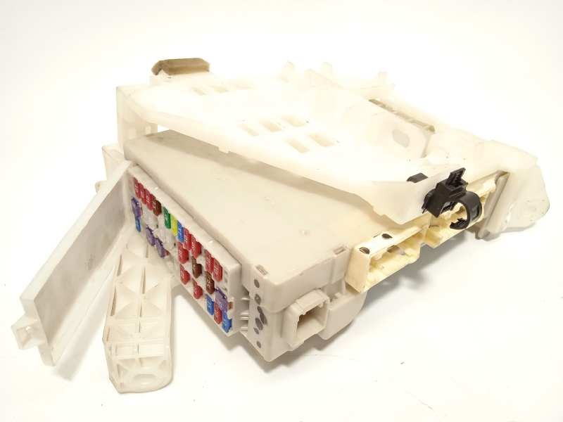 Recambio de caja reles / fusibles para toyota prius (nhw30) plug-in hybrid advance referencia OEM IAM 8273047451  