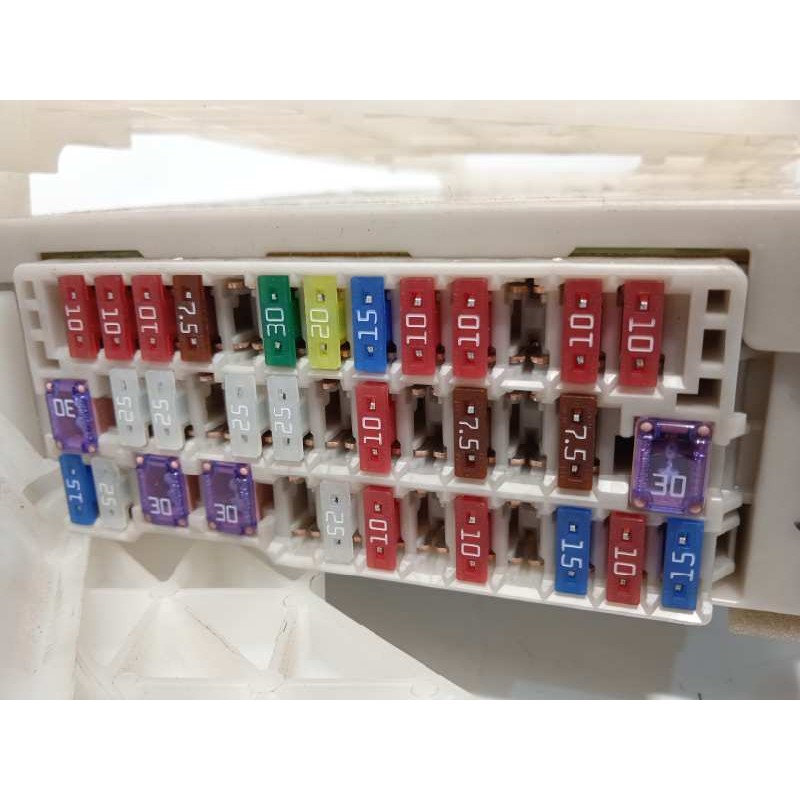 Recambio de caja reles / fusibles para toyota prius (nhw30) plug-in hybrid advance referencia OEM IAM 8273047451  