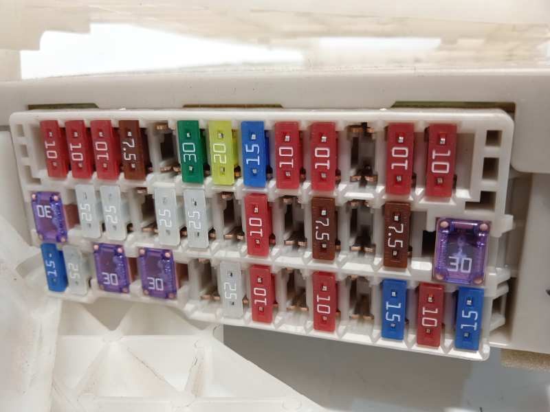 Recambio de caja reles / fusibles para toyota prius (nhw30) plug-in hybrid advance referencia OEM IAM 8273047451  