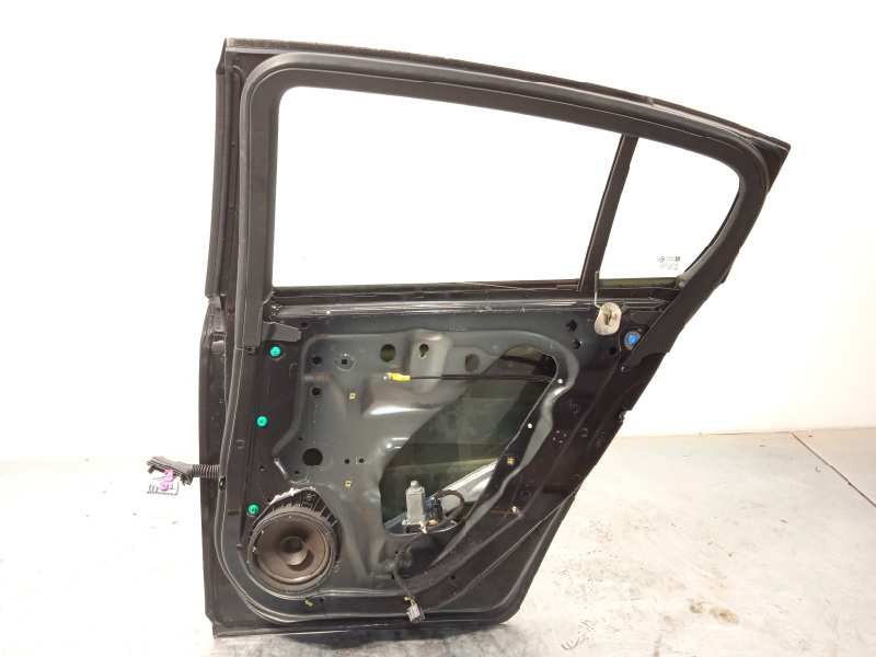 Recambio de puerta trasera derecha para chevrolet cruze hatchback ltz referencia OEM IAM 95476405  