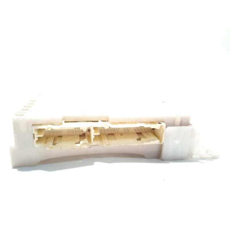 Recambio de caja reles / fusibles para toyota yaris 1.5 16v cat referencia OEM IAM 8273052K40  