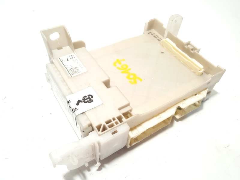 Recambio de caja reles / fusibles para toyota yaris hybrid feel! referencia OEM IAM 8273052K40  