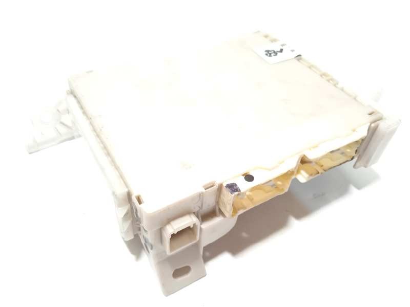 Recambio de caja reles / fusibles para toyota yaris hybrid feel! referencia OEM IAM 8273052K40  