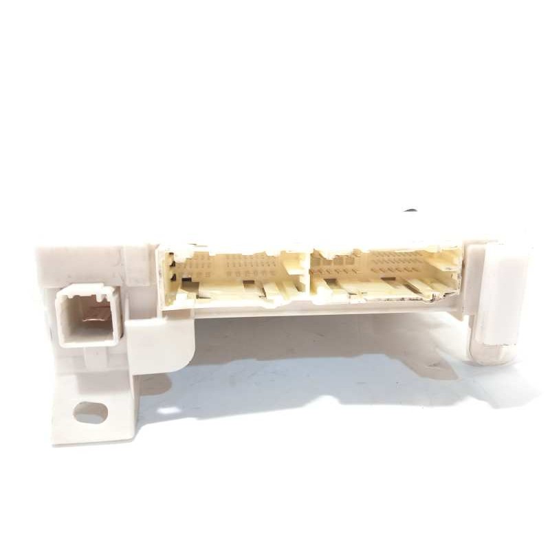 Recambio de caja reles / fusibles para toyota yaris hybrid feel! referencia OEM IAM 8273052K40  
