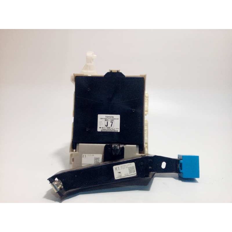 Recambio de caja reles / fusibles para toyota auris hybrid active referencia OEM IAM 8922112481  