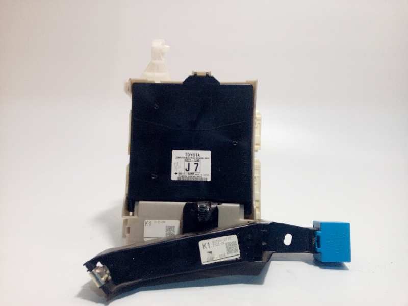 Recambio de caja reles / fusibles para toyota auris hybrid active referencia OEM IAM 8922112481  