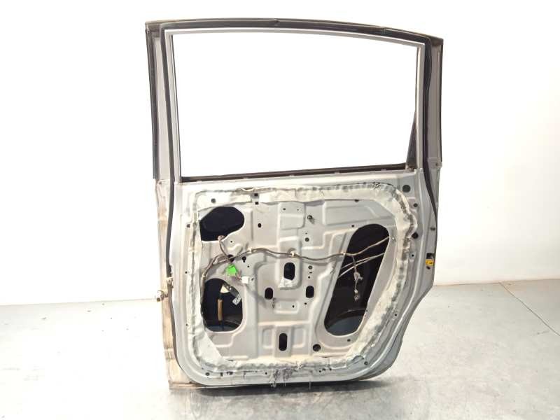 Recambio de puerta trasera derecha para ssangyong rodius xdi referencia OEM IAM NOREF  