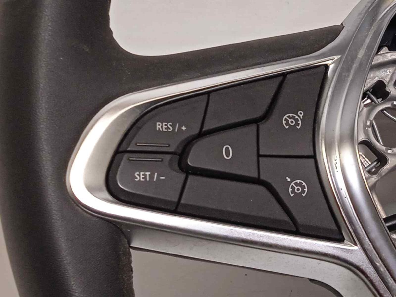 Recambio de volante para renault captur ii referencia OEM IAM 484002607R  