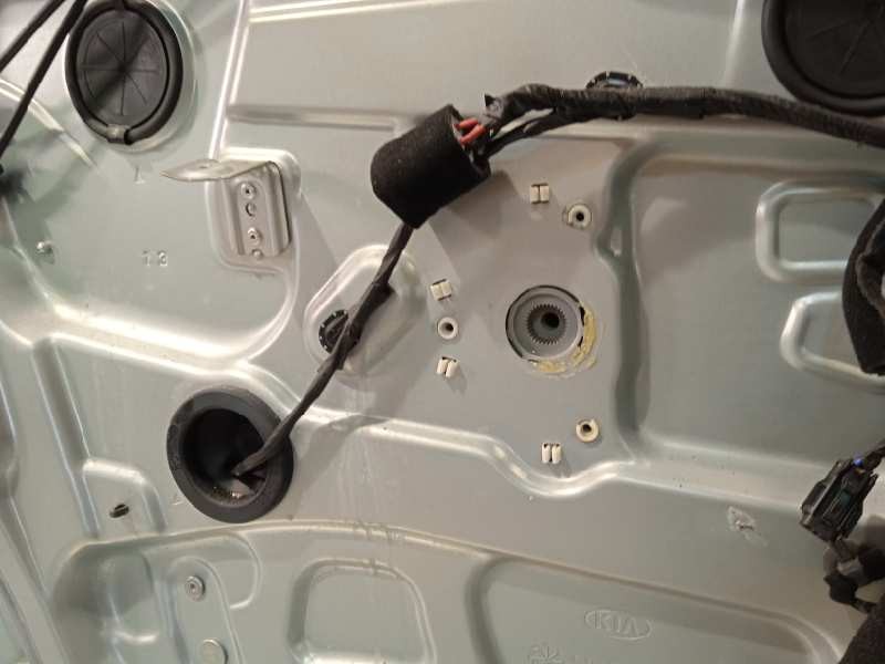 Recambio de puerta delantera izquierda para kia carens (un) 2.0 crdi referencia OEM IAM 760031D010  