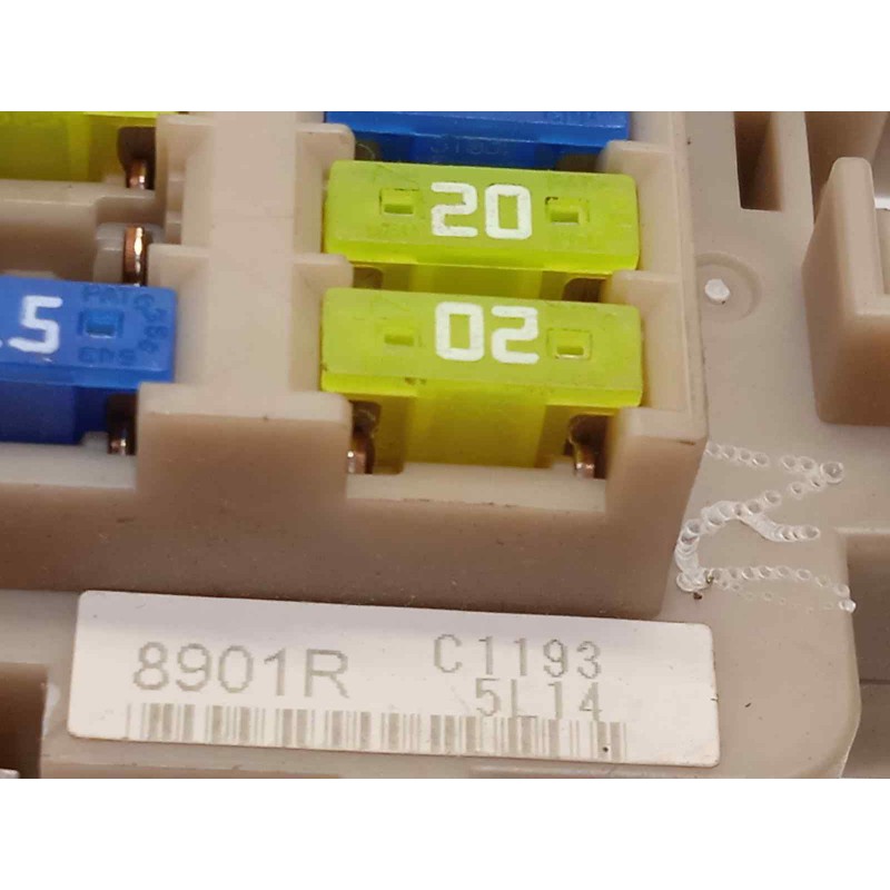 Recambio de caja reles / fusibles para renault kadjar 1.2 tce energy referencia OEM IAM 243808901R  