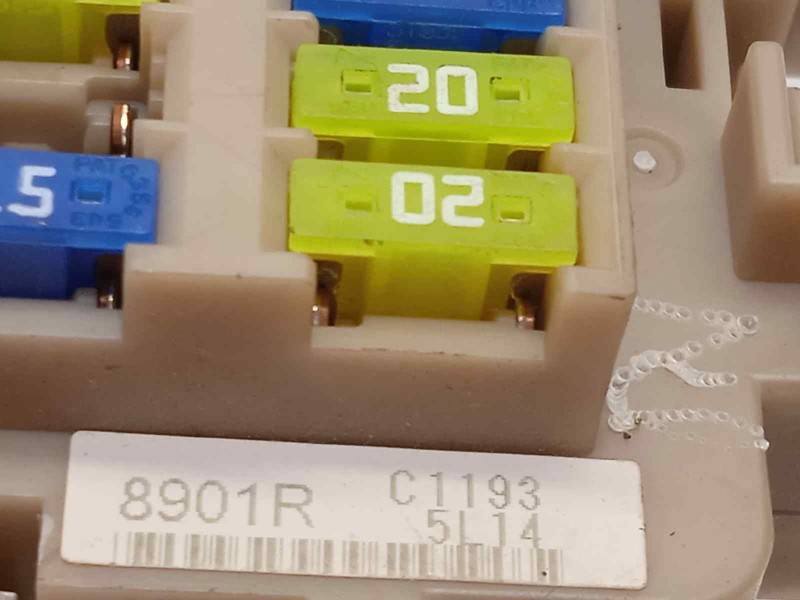 Recambio de caja reles / fusibles para renault kadjar 1.2 tce energy referencia OEM IAM 243808901R  