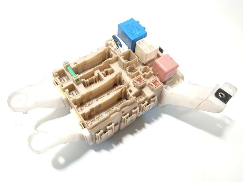 Recambio de caja reles / fusibles para toyota auris active referencia OEM IAM 8273002J70A  