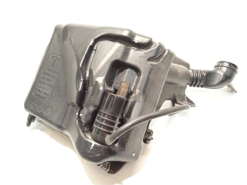 Recambio de deposito limpia para tesla model 3 rwd referencia OEM IAM 164261400A  