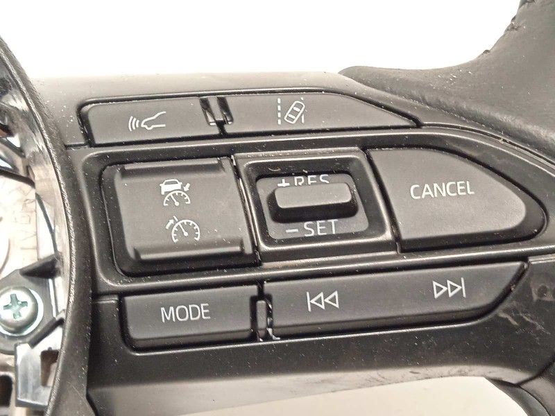 Recambio de volante para toyota yaris (ksp211 1.5 referencia OEM IAM 45100K0140  45100K0140C1