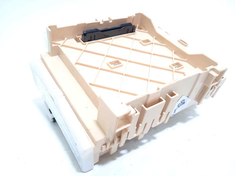 Recambio de caja reles / fusibles para toyota auris 1.6 d-4d cat referencia OEM IAM 8273012X81  63586756