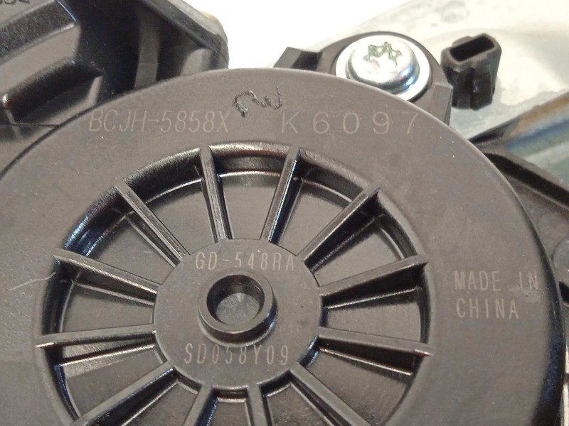 Recambio de elevalunas delantero derecho para mazda 3 berlina (bp) referencia OEM IAM BCJH5858X  