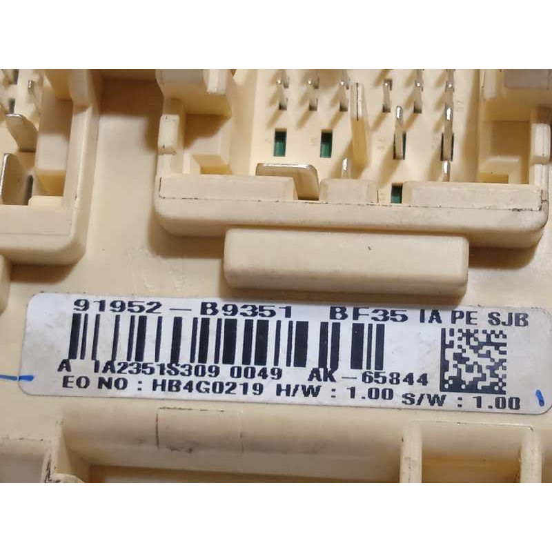 Recambio de caja reles / fusibles para hyundai i10 basis referencia OEM IAM 91952B9351  