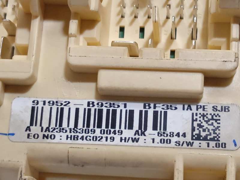 Recambio de caja reles / fusibles para hyundai i10 basis referencia OEM IAM 91952B9351  