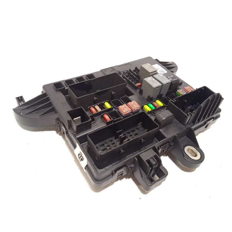 Recambio de caja reles / fusibles para opel insignia sports tourer excellence referencia OEM IAM 13485565  
