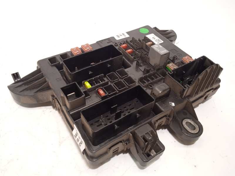Recambio de caja reles / fusibles para opel insignia sports tourer sport referencia OEM IAM 13277318  