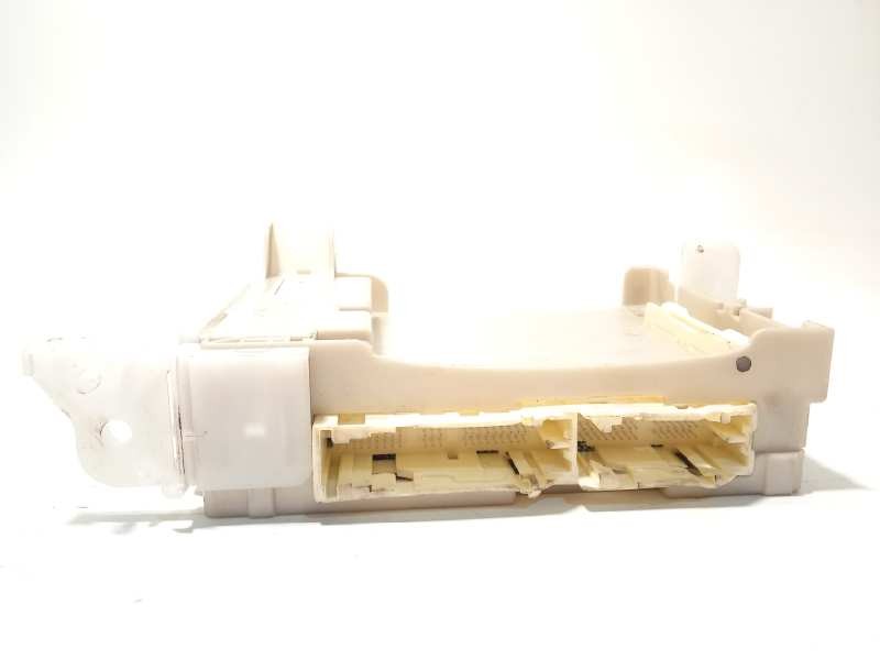 Recambio de caja reles / fusibles para toyota yaris hybrid feel! referencia OEM IAM 8273052K40  