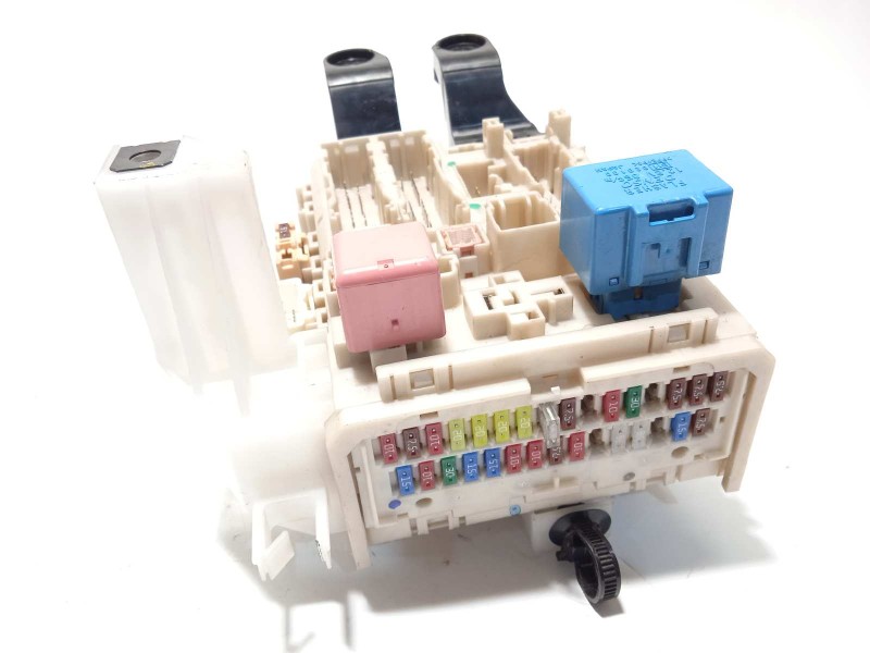 Recambio de caja reles / fusibles para toyota avensis cross sport (t27) active referencia OEM IAM 8273005170  