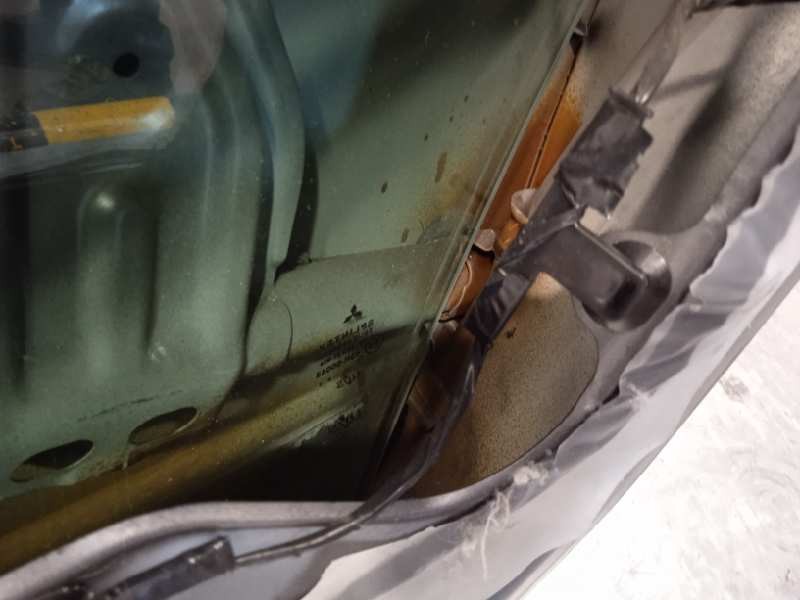 Recambio de puerta delantera derecha para mitsubishi colt berlina 5 (z30a) 1.3 cat referencia OEM IAM MN161884  