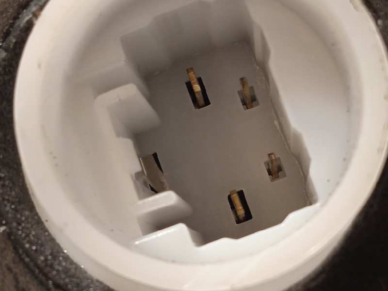 Recambio de cerradura puerta trasera derecha para toyota yaris hybrid active referencia OEM IAM 690500D320  