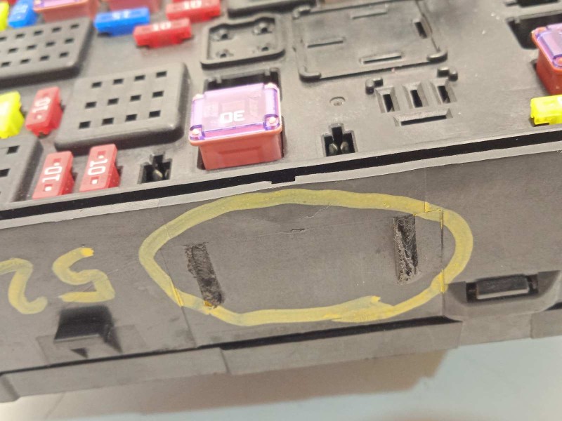 Recambio de caja reles / fusibles para auto union deliver 9 2.0 referencia OEM IAM C00365214  