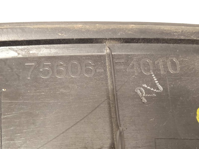 Recambio de aletin trasero izquierdo para toyota c-hr referencia OEM IAM 75606F4010  