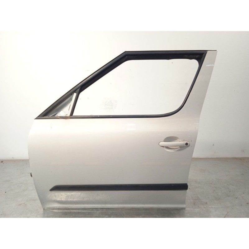 Recambio de puerta delantera izquierda para skoda yeti 1.2 tsi referencia OEM IAM 5L0831055  