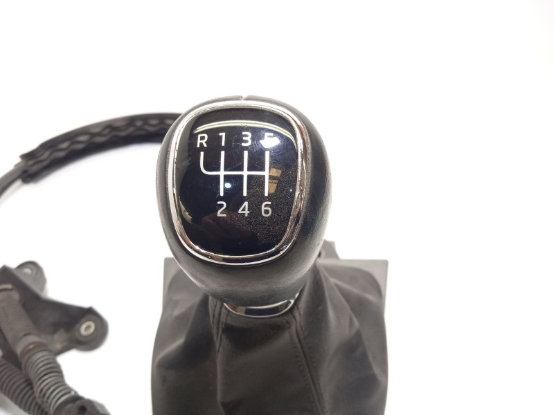 Recambio de palanca cambio para skoda yeti 1.2 tsi referencia OEM IAM 5K0711049B  