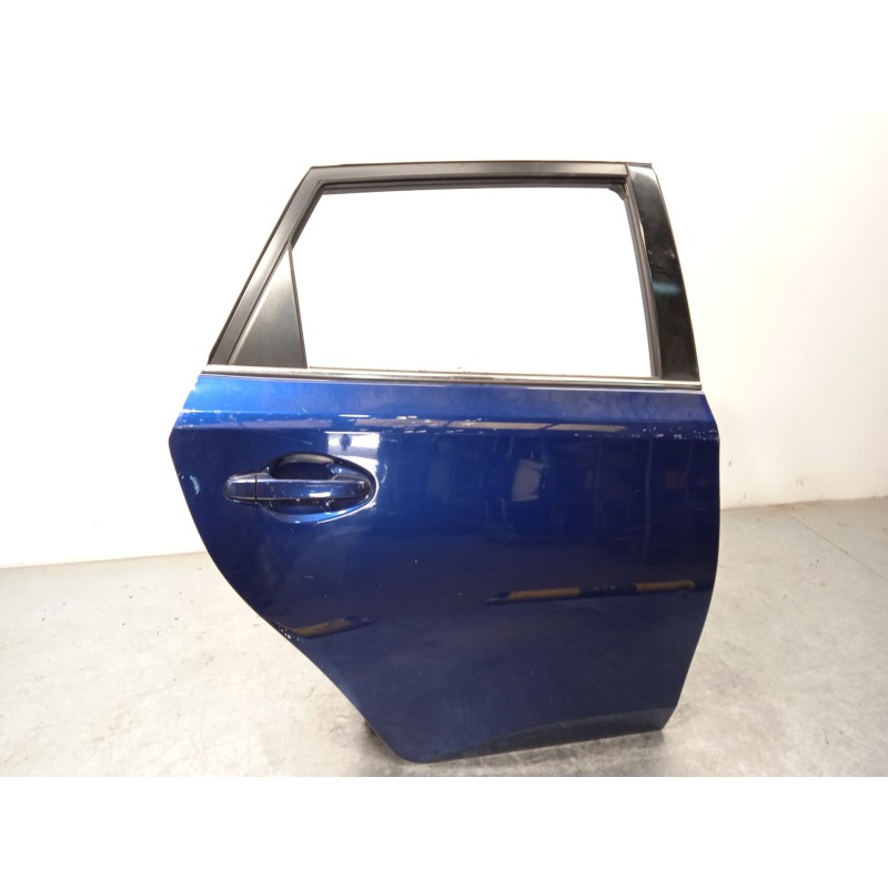 Recambio de puerta trasera derecha para toyota auris active referencia OEM IAM 6700302380  