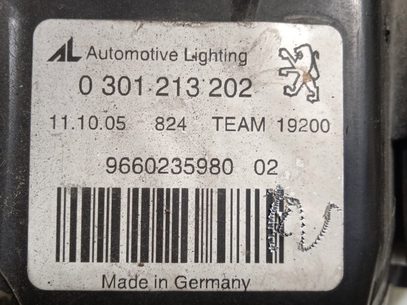 Recambio de faro derecho para peugeot 407 1.8 16v cat referencia OEM IAM 9660235980 0301213202 620690