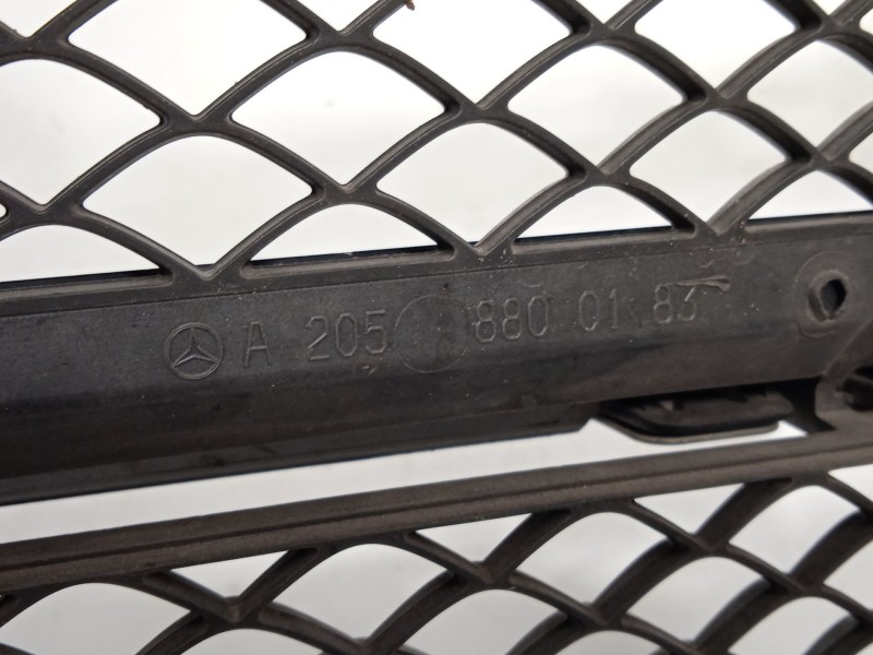Recambio de rejilla delantera para mercedes-benz clase c (w205) c 180 (205.040) referencia OEM IAM A2058800183  