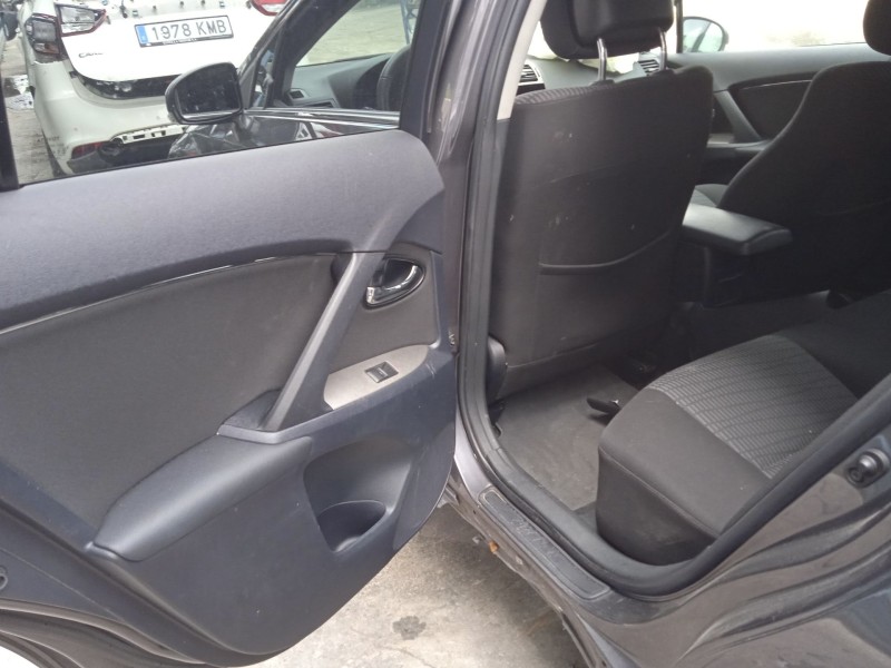 toyota avensis station wagon (_t27_) del año 2011