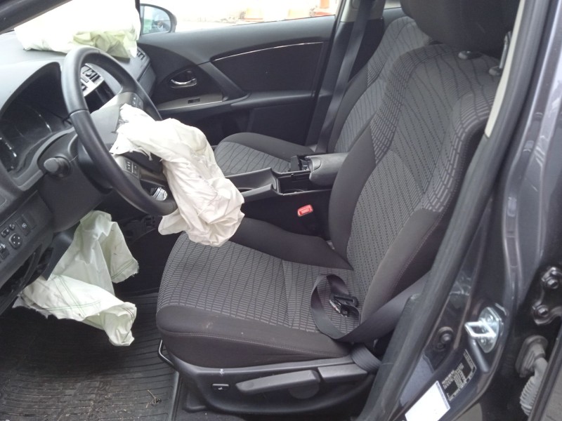 toyota avensis station wagon (_t27_) del año 2011