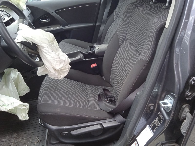 toyota avensis station wagon (_t27_) del año 2011