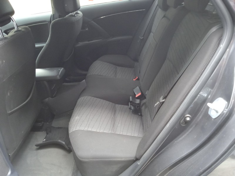 toyota avensis station wagon (_t27_) del año 2011