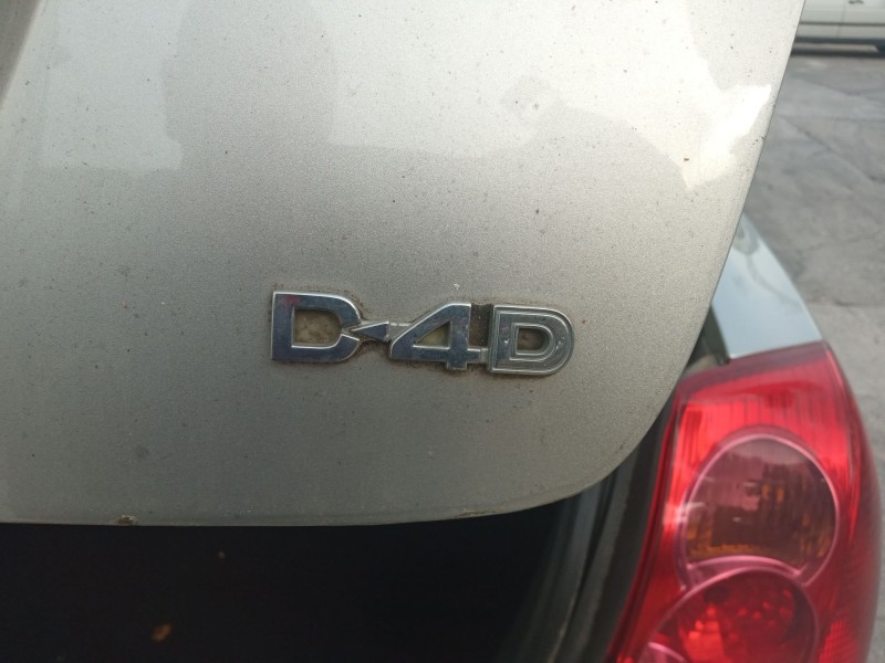 toyota avensis (_t25_) del año 2005