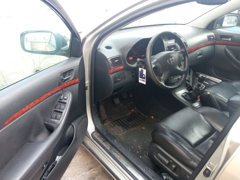 toyota avensis (_t25_) del año 2005