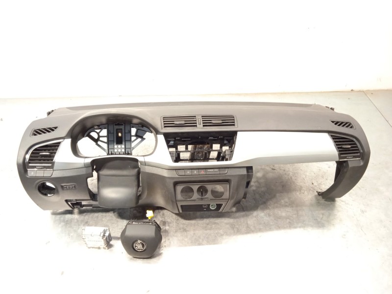 Recambio de kit airbag para skoda fabia 1.0 tsi referencia OEM IAM 6V1857009P9B9 6V0880204 3V0880201AMIZY