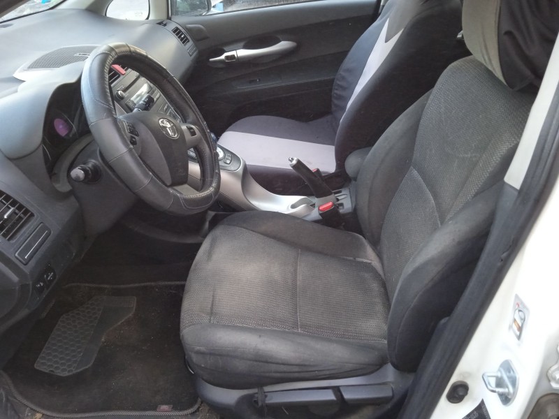 toyota auris (_e15_) del año 2011