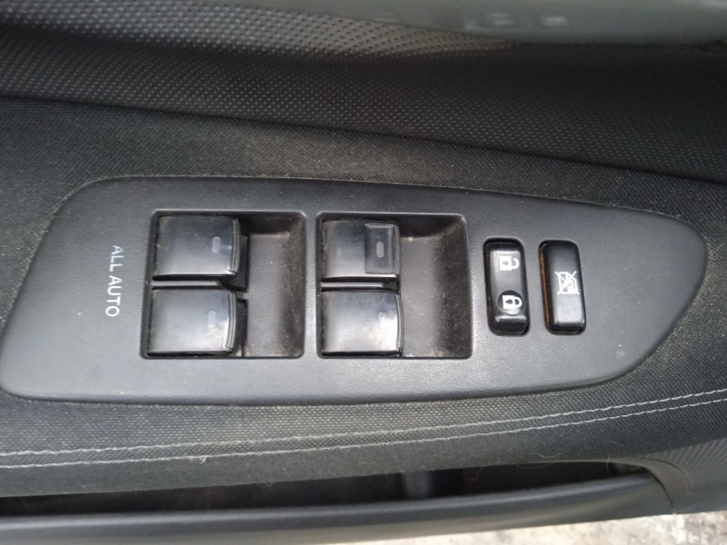 toyota auris (_e15_) del año 2011