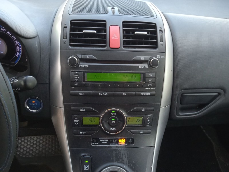 toyota auris (_e15_) del año 2011