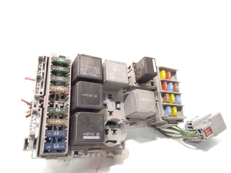 CAJA RELES / FUSIBLES 8690698 