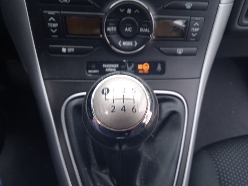 toyota auris (_e15_) del año 2012