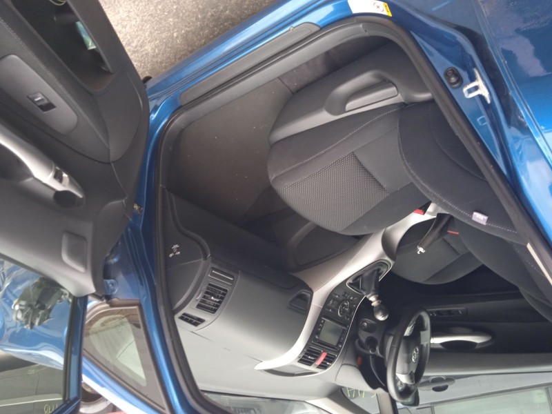 toyota auris (_e15_) del año 2012