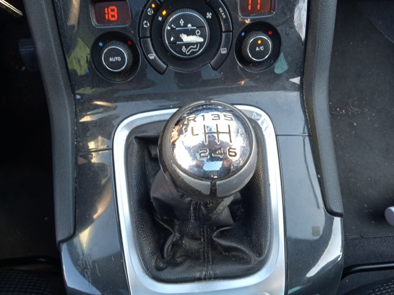 peugeot 5008 (0u_, 0e_) del año 2012