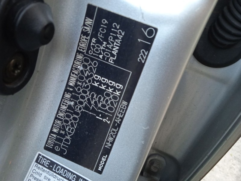 toyota prius liftback (_w2_) del año 2004